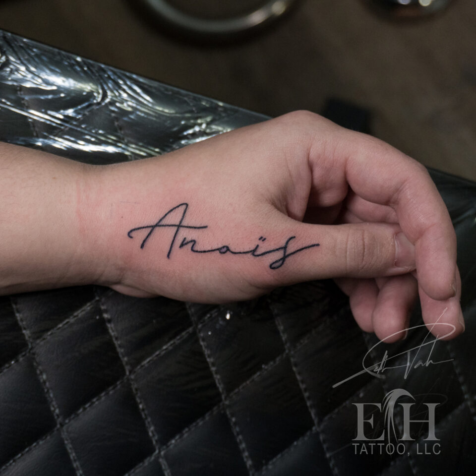 25 Unique Name Tattoos on Hand That Feel Personal and Timeless
